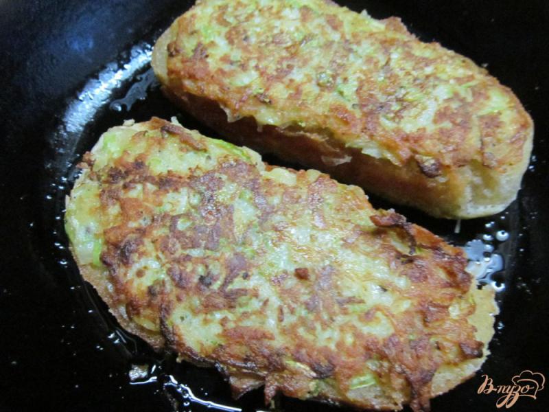 Фото приготовление рецепта: Горячие бутерброды с кабачком и курицей шаг №4