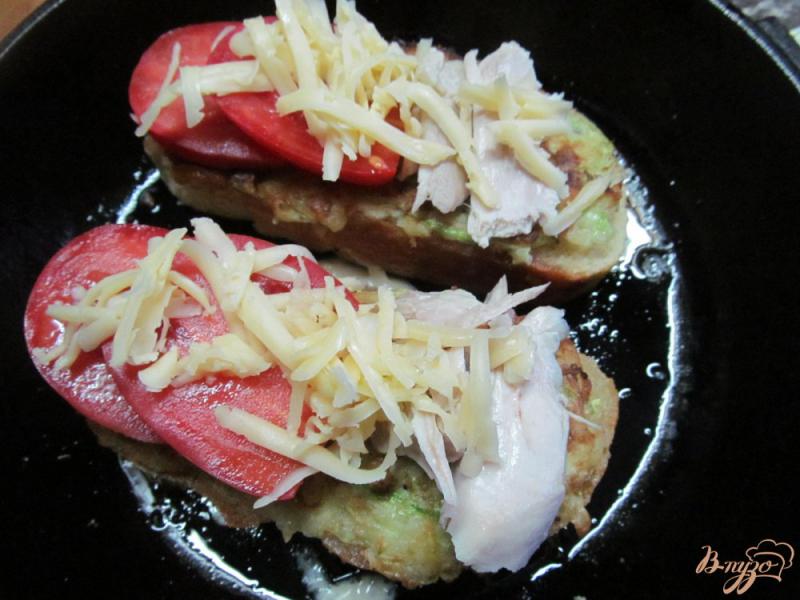 Фото приготовление рецепта: Горячие бутерброды с кабачком и курицей шаг №6