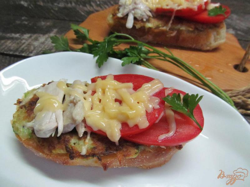 Фото приготовление рецепта: Горячие бутерброды с кабачком и курицей шаг №7