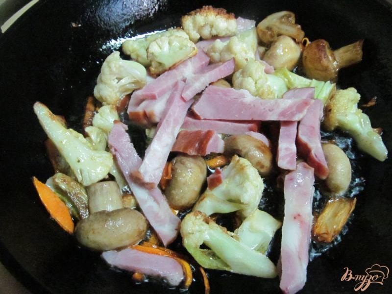 Фото приготовление рецепта: Жареная цветная капуста с лапшой под сырным соусом шаг №2