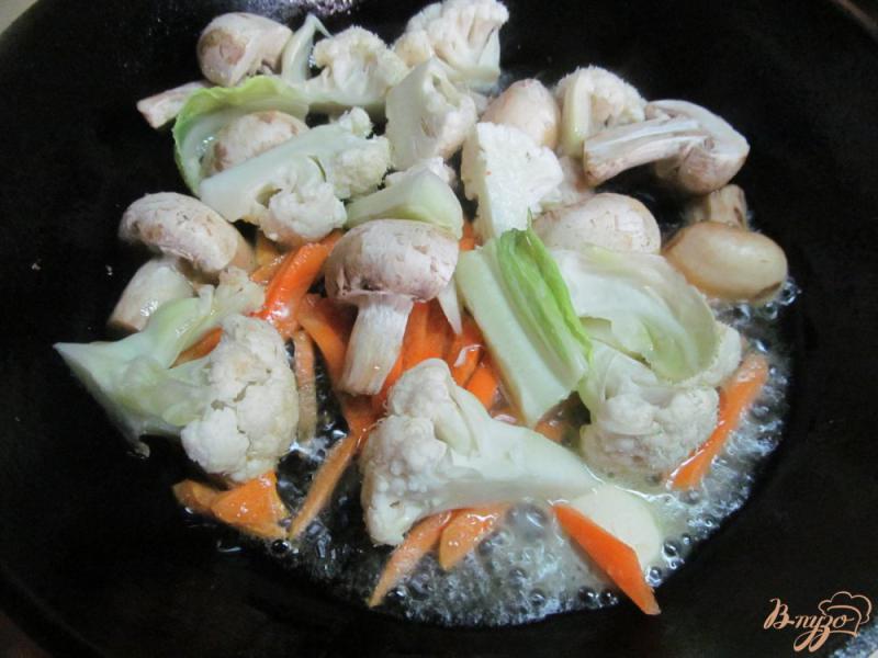 Фото приготовление рецепта: Жареная цветная капуста с лапшой под сырным соусом шаг №1