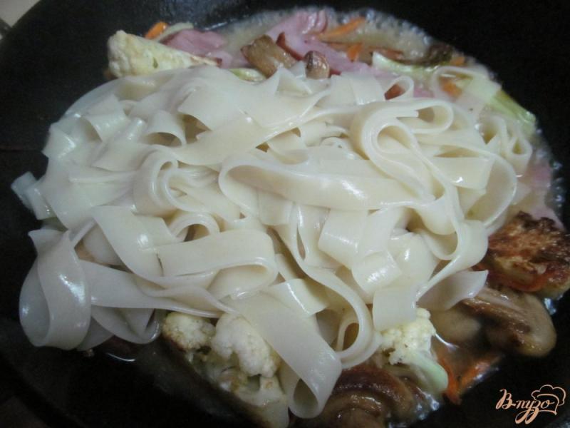 Фото приготовление рецепта: Жареная цветная капуста с лапшой под сырным соусом шаг №3