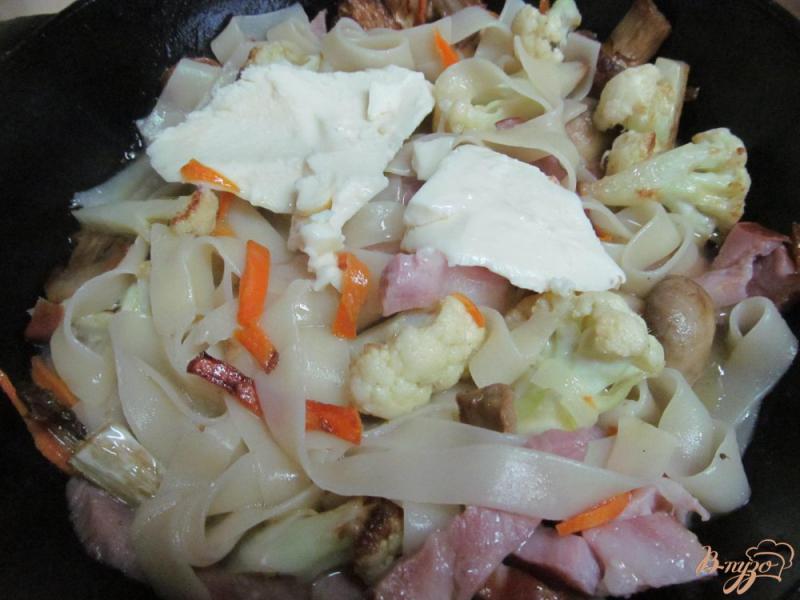 Фото приготовление рецепта: Жареная цветная капуста с лапшой под сырным соусом шаг №4