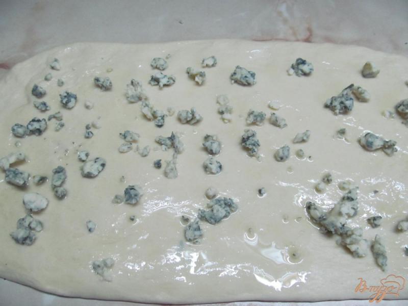 Фото приготовление рецепта: Хлебный венок с сыром шаг №5