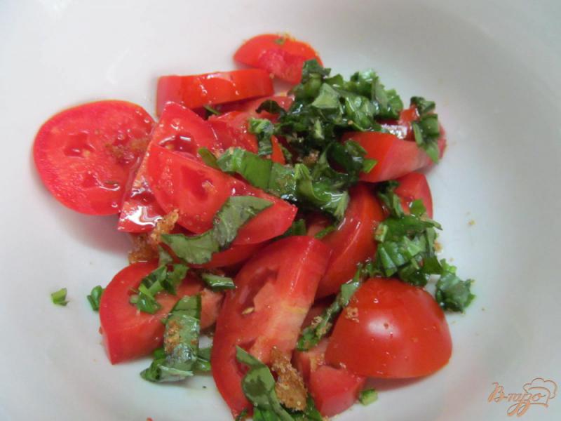 Фото приготовление рецепта: Помидорный салат с творогом и базиликом шаг №1
