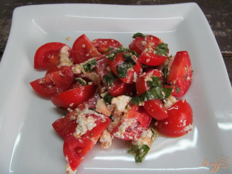 Фото приготовление рецепта: Помидорный салат с творогом и базиликом шаг №4
