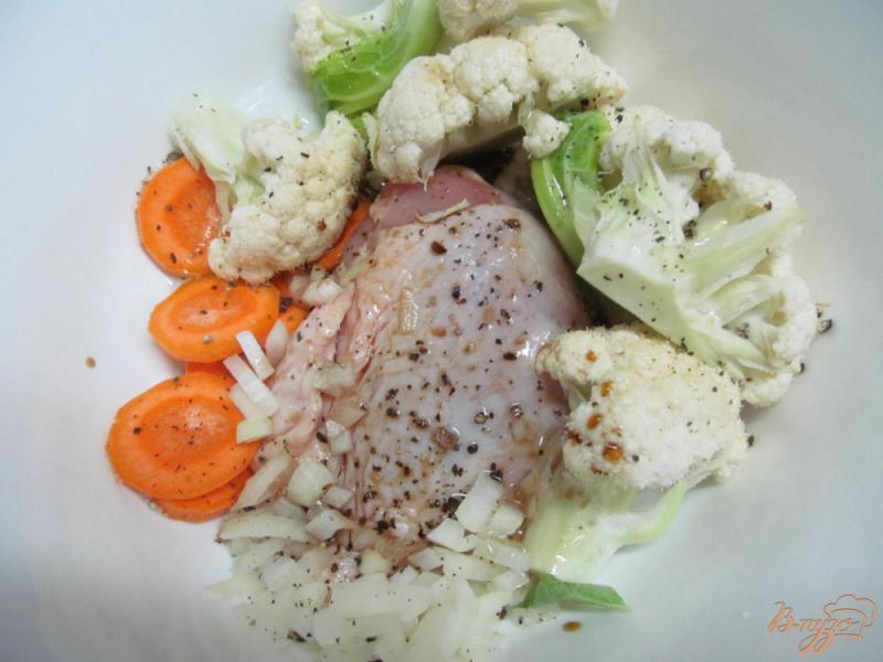 Фото приготовление рецепта: Куриные бедра запеченные с овощами шаг №1