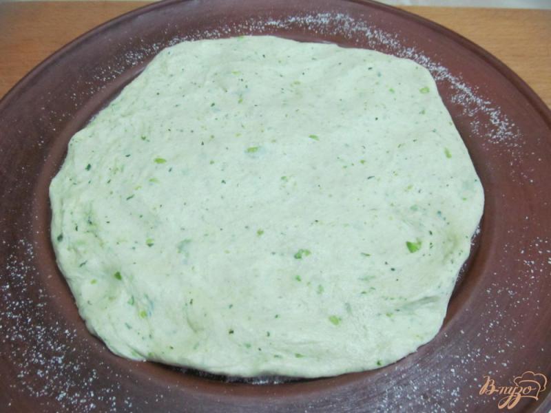 Фото приготовление рецепта: Открытый пирог с фаршем и помидором шаг №5
