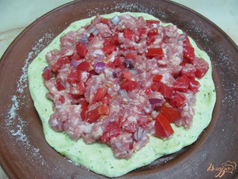 Фото приготовление рецепта: Открытый пирог с фаршем и помидором шаг №7