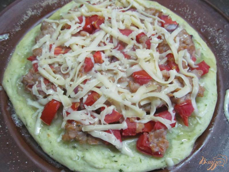 Фото приготовление рецепта: Открытый пирог с фаршем и помидором шаг №8