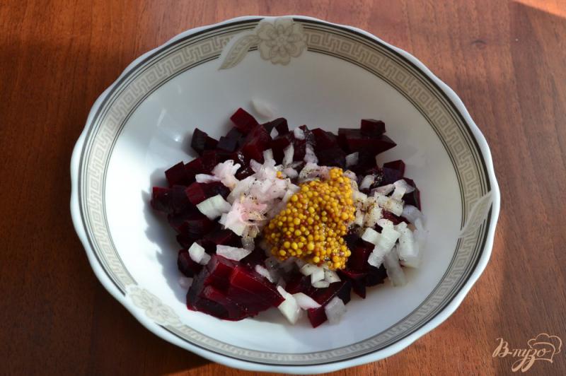 Фото приготовление рецепта: Салат из свеклы с луком и французской горчицей шаг №2