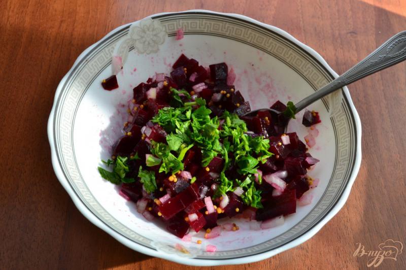 Фото приготовление рецепта: Салат из свеклы с луком и французской горчицей шаг №3