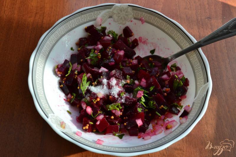 Фото приготовление рецепта: Салат из свеклы с луком и французской горчицей шаг №4