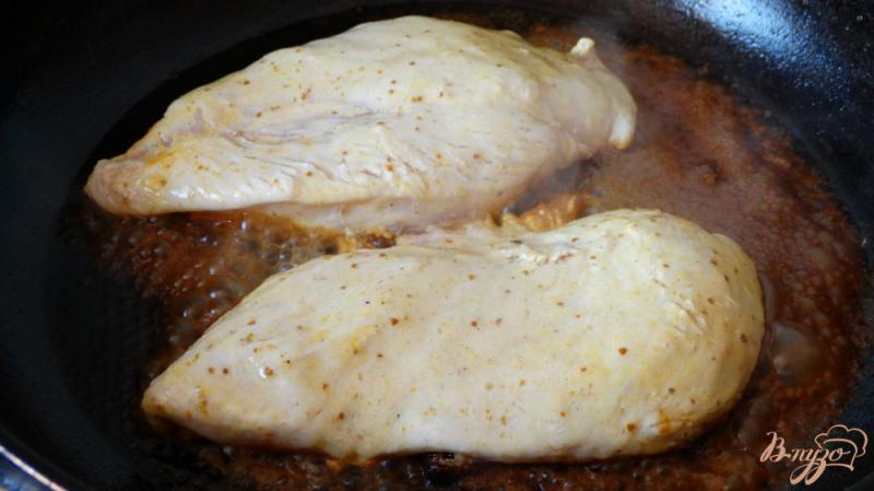 Фото приготовление рецепта: Куриное филе в кефире с карри шаг №3