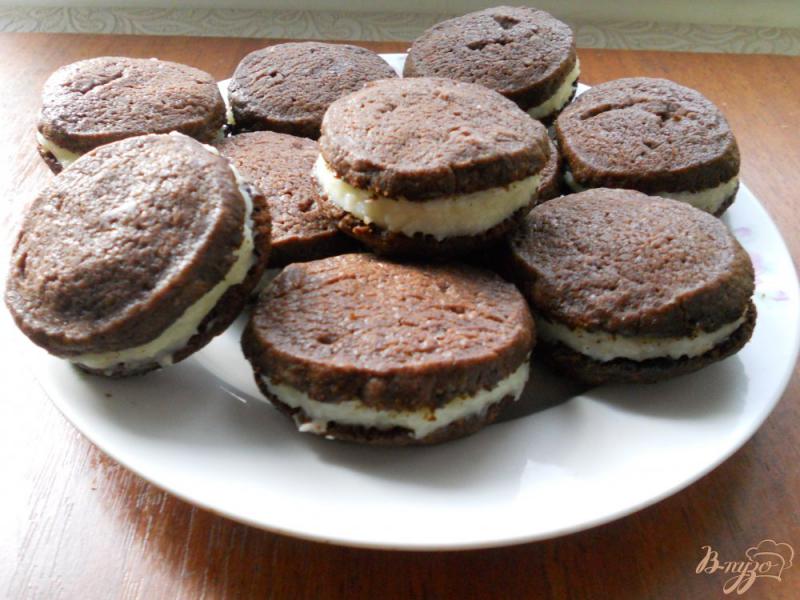 Фото приготовление рецепта: Шоколадное печенье с кокосовым кремом шаг №11