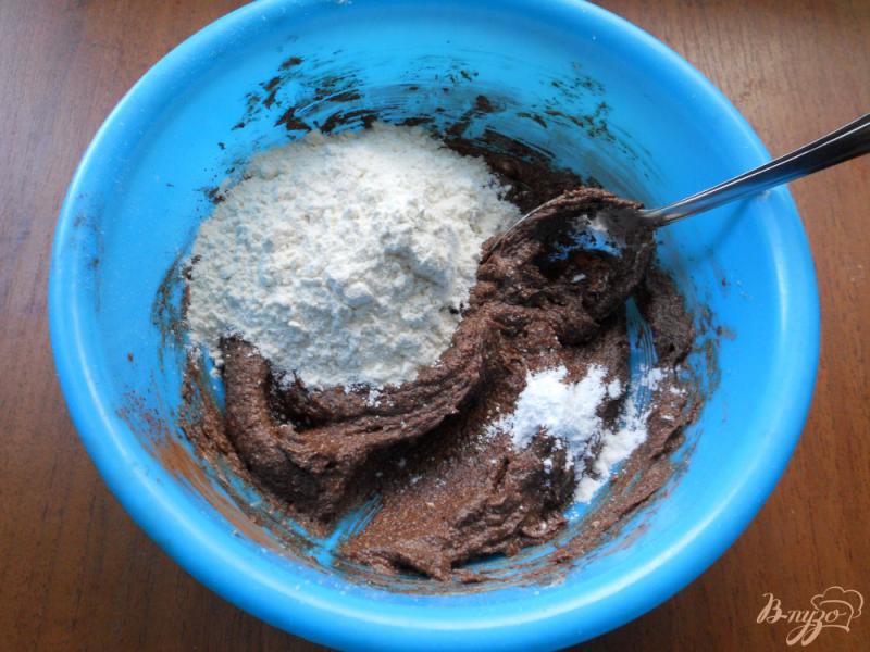 Фото приготовление рецепта: Шоколадное печенье с кокосовым кремом шаг №6