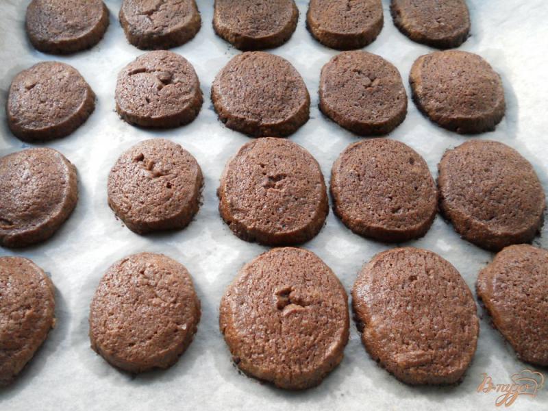 Фото приготовление рецепта: Шоколадное печенье с кокосовым кремом шаг №10