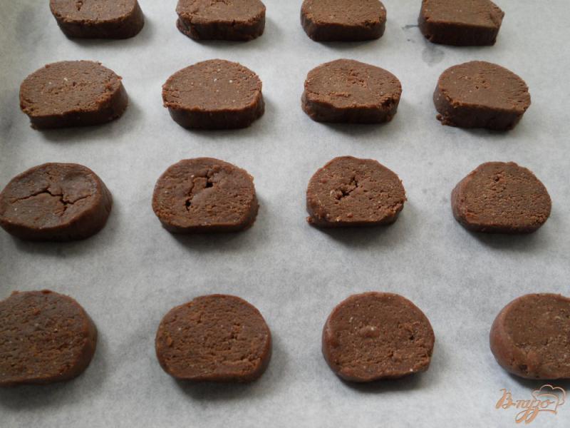 Фото приготовление рецепта: Шоколадное печенье с кокосовым кремом шаг №9