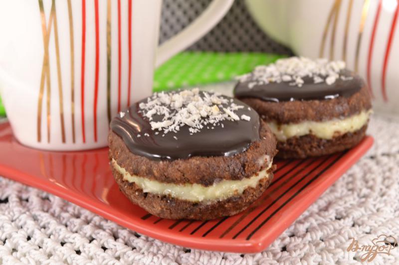 Фото приготовление рецепта: Шоколадное печенье с кокосовым кремом шаг №12