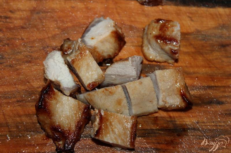 Фото приготовление рецепта: Салат с жареной свининой, сыром и брокколи шаг №2
