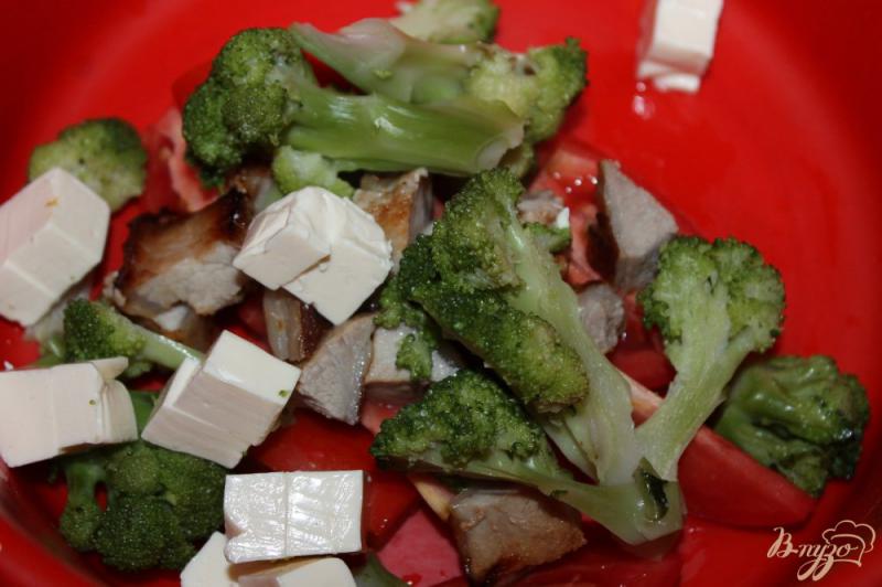 Фото приготовление рецепта: Салат с жареной свининой, сыром и брокколи шаг №4