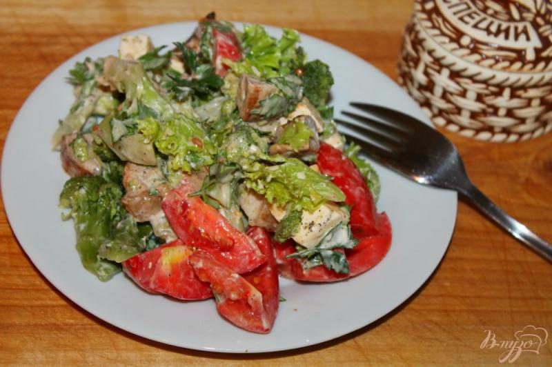 Фото приготовление рецепта: Салат с жареной свининой, сыром и брокколи шаг №6