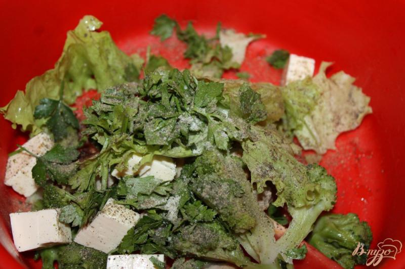 Фото приготовление рецепта: Салат с жареной свининой, сыром и брокколи шаг №5