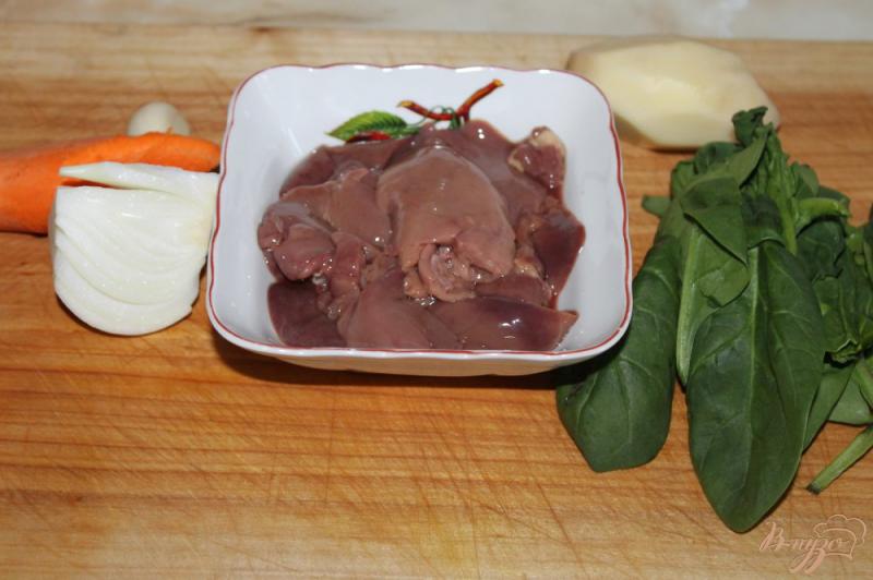 Фото приготовление рецепта: Печеночные оладьи со шпинатом и картофелем шаг №1