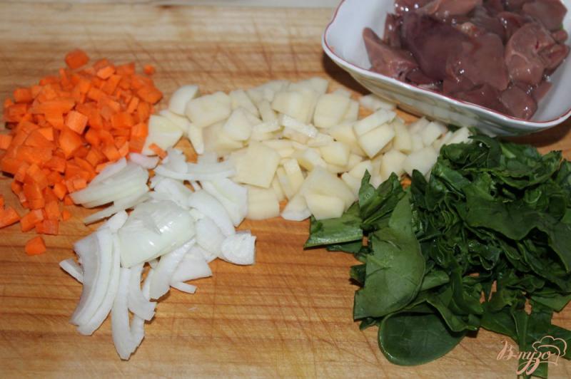 Фото приготовление рецепта: Печеночные оладьи со шпинатом и картофелем шаг №2