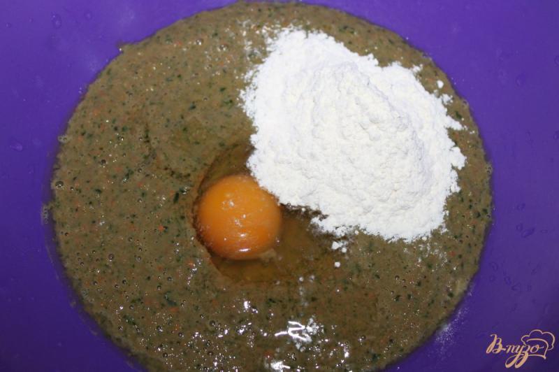 Фото приготовление рецепта: Печеночные оладьи со шпинатом и картофелем шаг №4