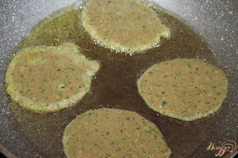 Фото приготовление рецепта: Печеночные оладьи со шпинатом и картофелем шаг №5