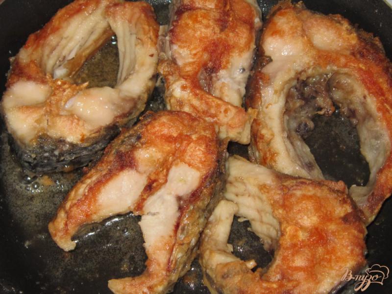 Фото приготовление рецепта: Жареная рыба под щавелевым соусом шаг №3