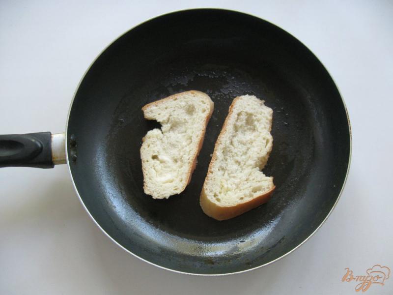 Фото приготовление рецепта: Горячий бутерброд с яичницей и помидором шаг №5
