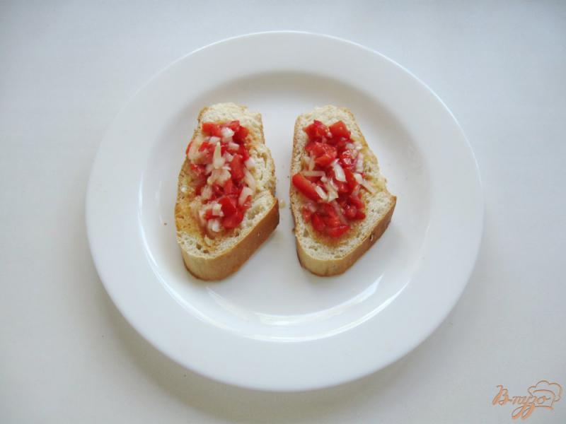 Фото приготовление рецепта: Горячий бутерброд с яичницей и помидором шаг №6