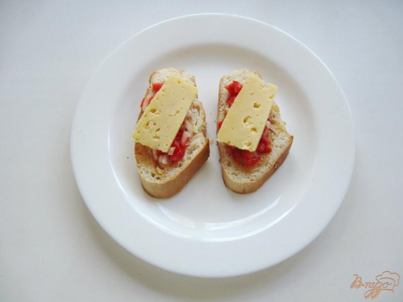 Фото приготовление рецепта: Горячий бутерброд с яичницей и помидором шаг №7