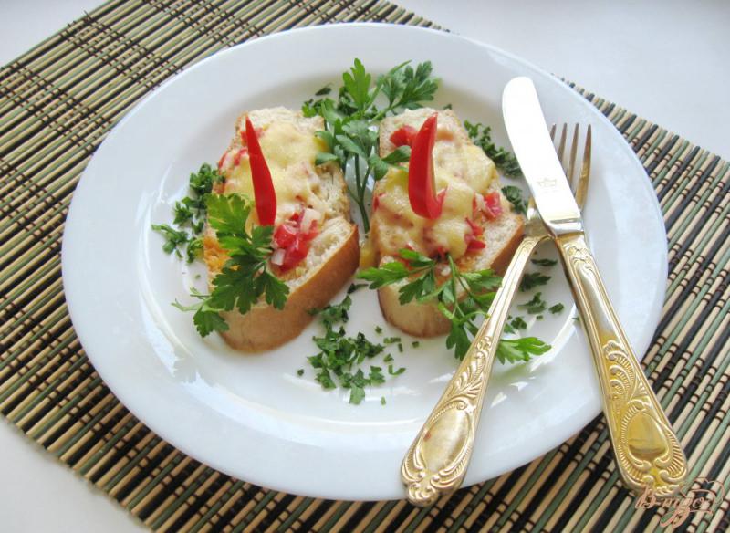 Фото приготовление рецепта: Горячий бутерброд с яичницей и помидором шаг №8