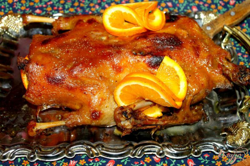 Фото приготовление рецепта: Запеченная утка с апельсином и лимоном шаг №6