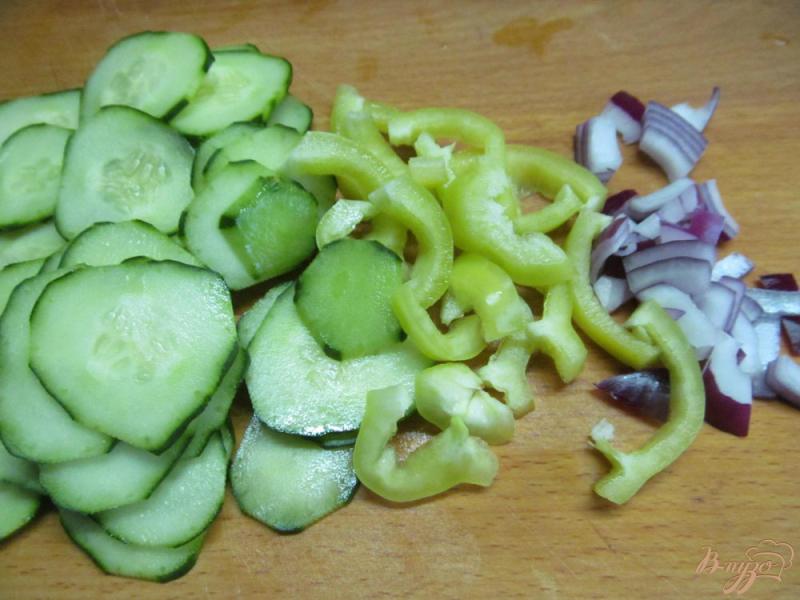 Фото приготовление рецепта: Салат из кабачка огурца и кукурузы шаг №3