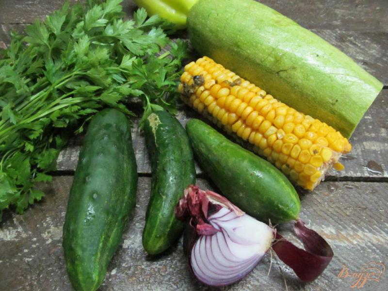 Фото приготовление рецепта: Салат из кабачка огурца и кукурузы шаг №1