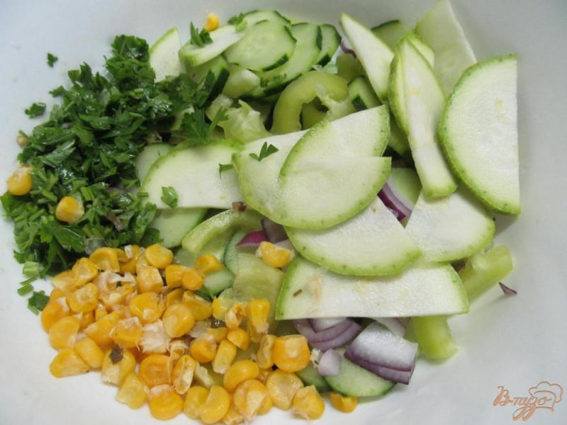 Фото приготовление рецепта: Салат из кабачка огурца и кукурузы шаг №4