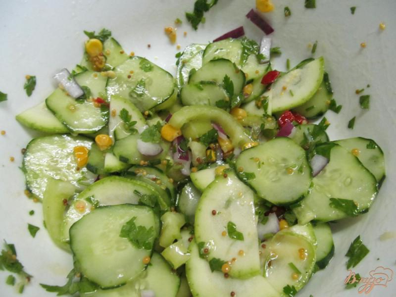 Фото приготовление рецепта: Салат из кабачка огурца и кукурузы шаг №5