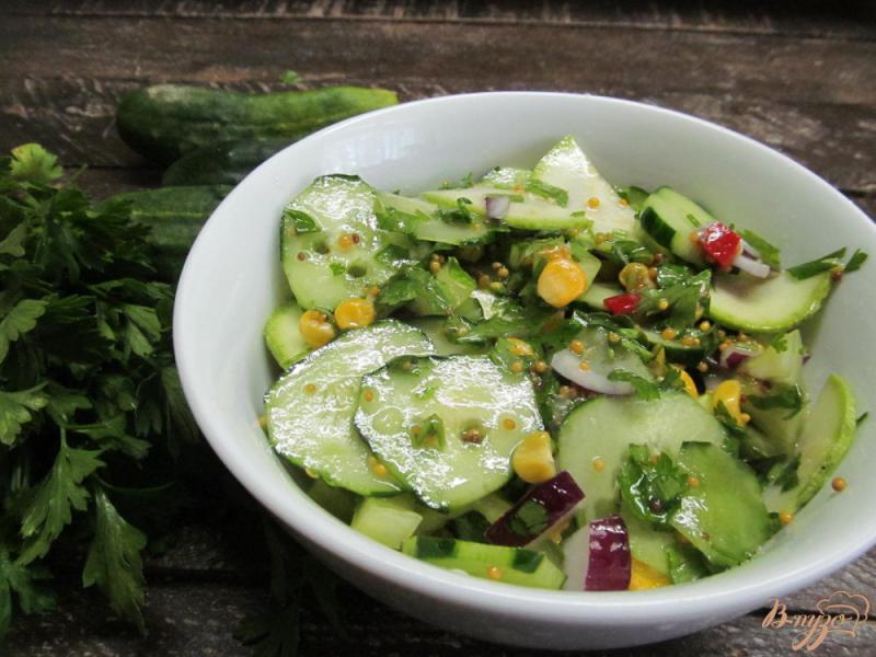 Фото приготовление рецепта: Салат из кабачка огурца и кукурузы шаг №6