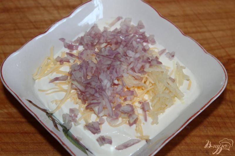 Фото приготовление рецепта: Сметанный соус с луком и чесноком шаг №3