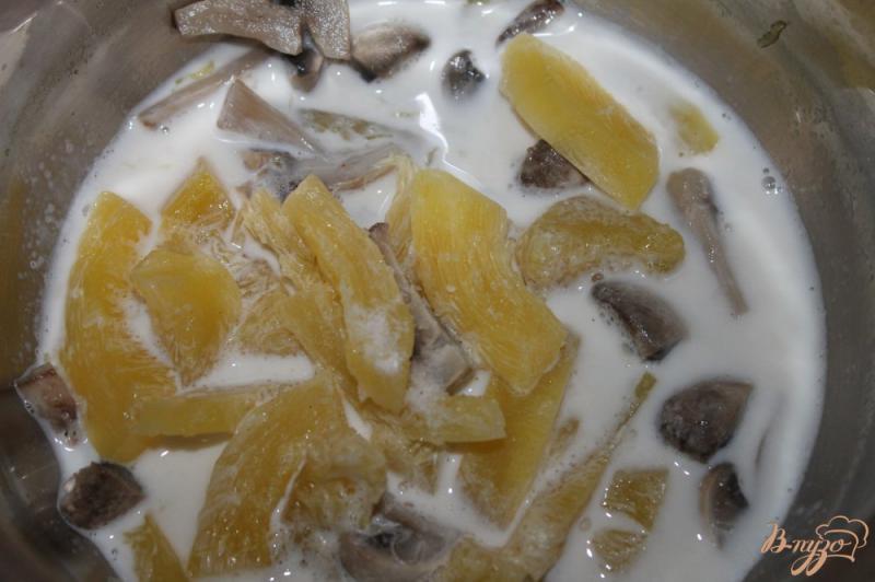 Фото приготовление рецепта: Тыквенно - грибной крем суп шаг №3