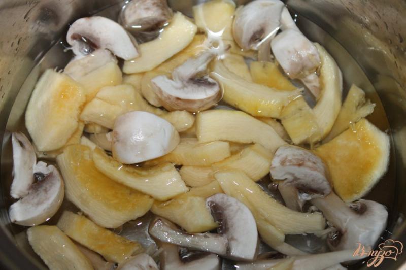 Фото приготовление рецепта: Тыквенно - грибной крем суп шаг №2