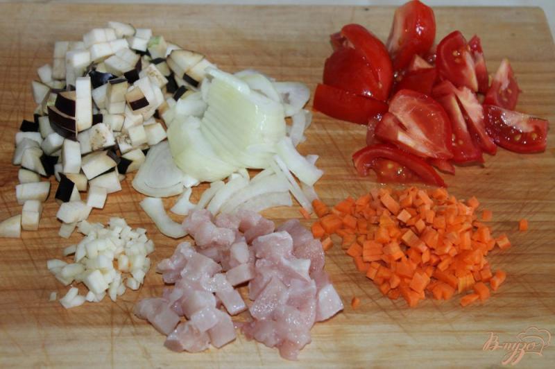 Фото приготовление рецепта: Отварной картофель с курицей и овощами в томатном соусе шаг №2