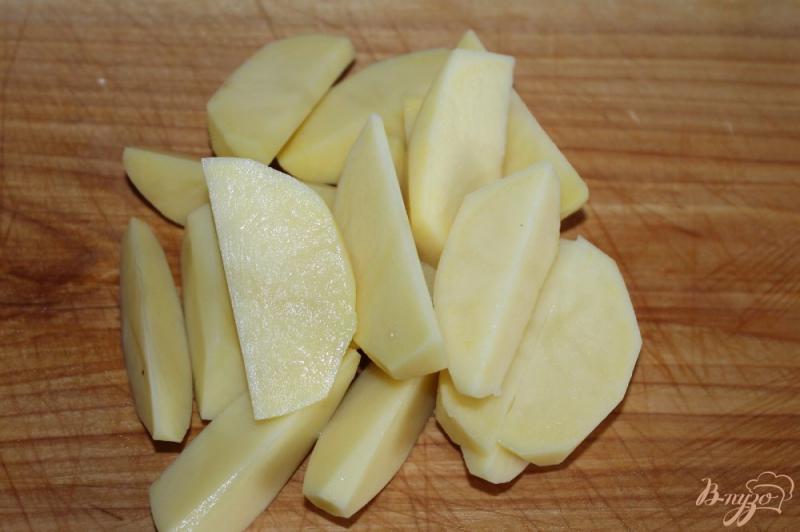 Фото приготовление рецепта: Отварной картофель с курицей и овощами в томатном соусе шаг №1