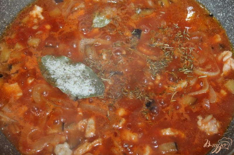 Фото приготовление рецепта: Отварной картофель с курицей и овощами в томатном соусе шаг №4