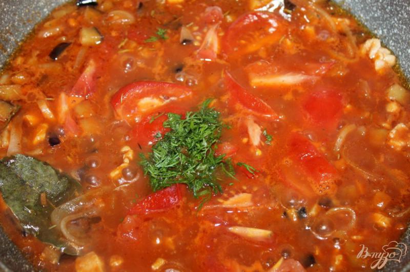 Фото приготовление рецепта: Отварной картофель с курицей и овощами в томатном соусе шаг №5