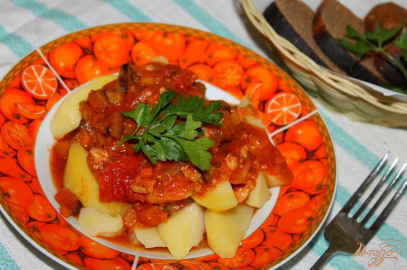 Фото приготовление рецепта: Отварной картофель с курицей и овощами в томатном соусе шаг №6